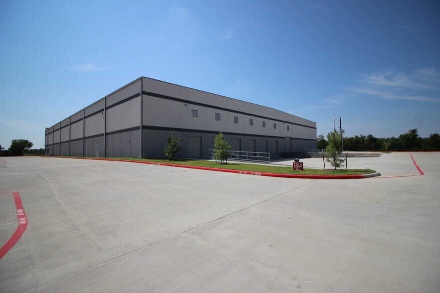 More Photos Of 7216 E Freeway, Baytown, TX 77521, USA Fwy, Baytown Distribution For Sale