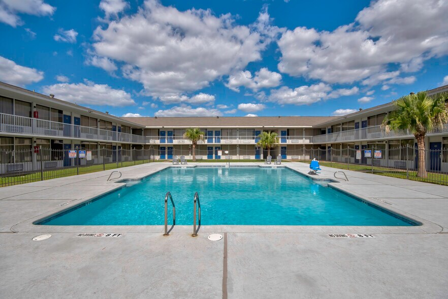 More Photos Of 26010 Southwest Fwy, Rosenberg Hotel For Sale