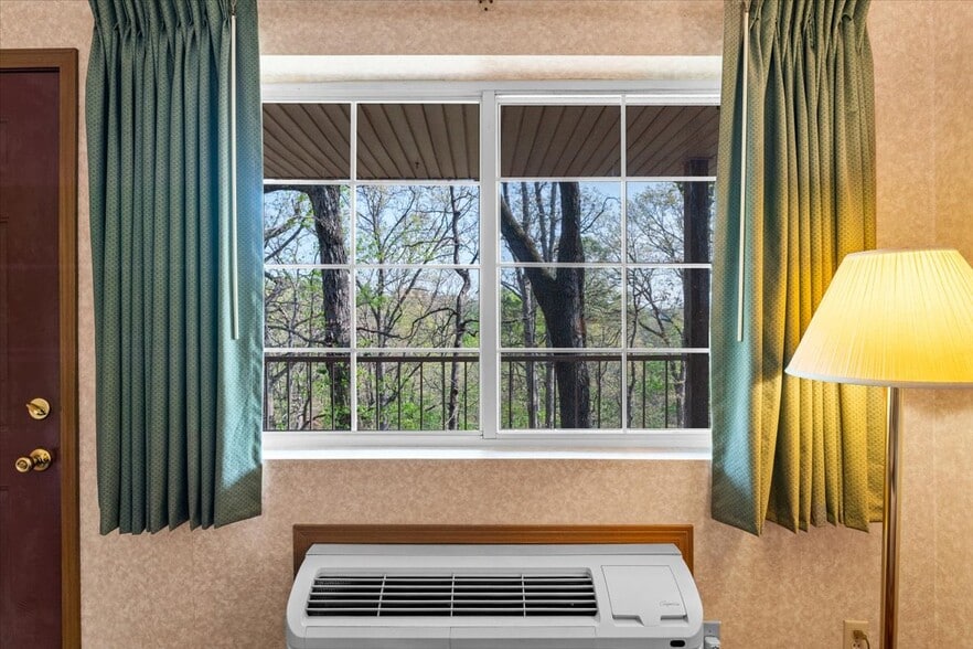 More Photos Of 3043 E Van Buren, Eureka Springs Hotel For Sale