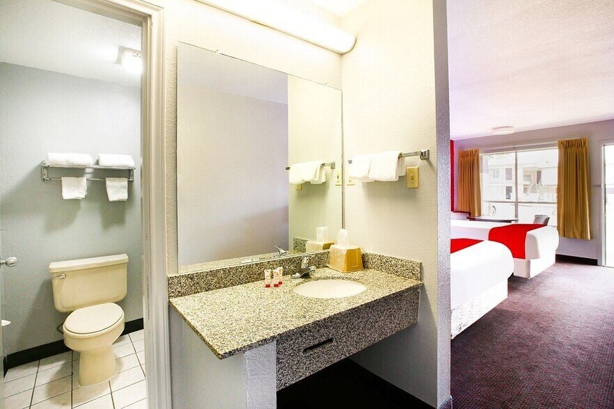 More Photos Of 4012 N State Line Ave, Texarkana Hotel For Sale