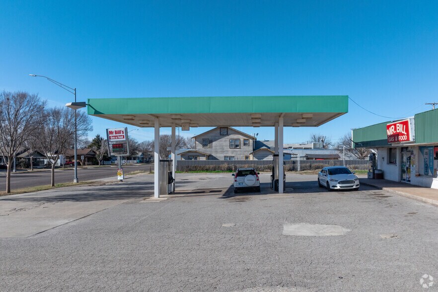 More Photos Of 401 W Broadway St, Altus Convenience Store For Sale
