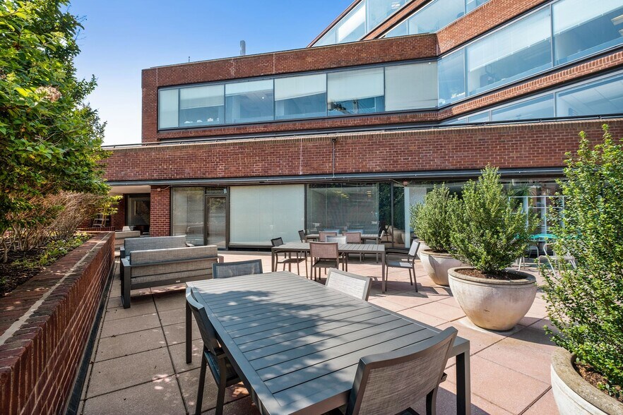 More Photos Of 1050 30th St NW, Washington Office For Lease