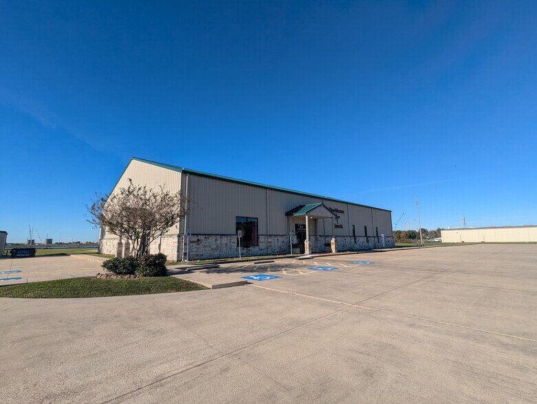 More Photos Of 5315 N Twin City Hwy, Nederland Warehouse For Lease