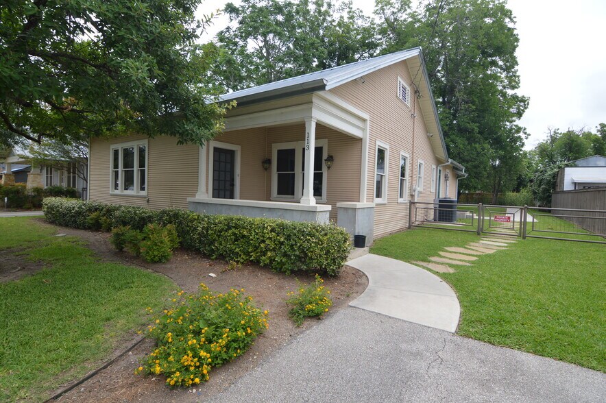 Primary Photo Of 113 Rosewood Ave, Boerne Office For Sale