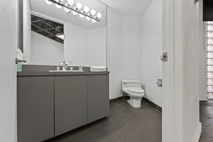 More Photos Of 20165-20199 NE 16th Pl, Miami Flex For Lease