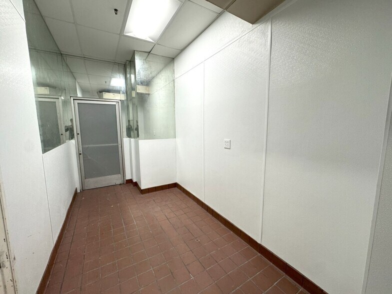 More Photos Of 100-112 W 9th St, Los Angeles Office For Lease