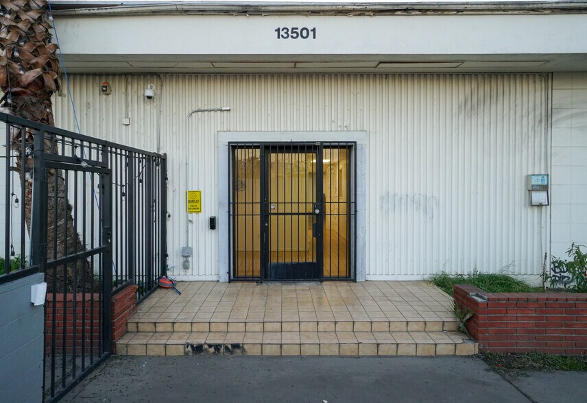 More Photos Of 13501 S Main St, Los Angeles Warehouse For Lease
