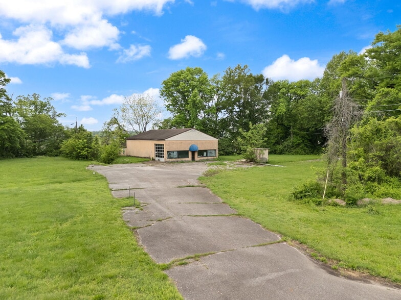 More Photos Of 2000 Utica Pike, Jeffersonville Marina For Sale