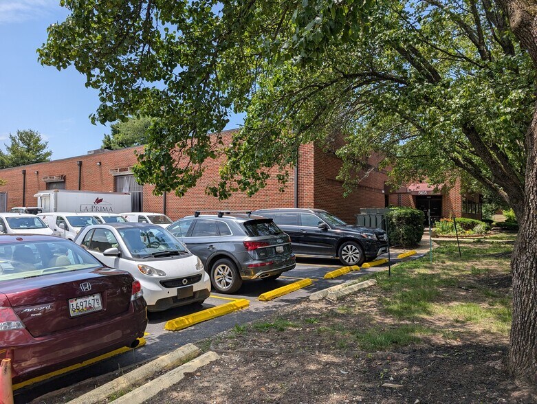 More Photos Of 5113-5123 Berwyn Rd, College Park Unknown For Lease