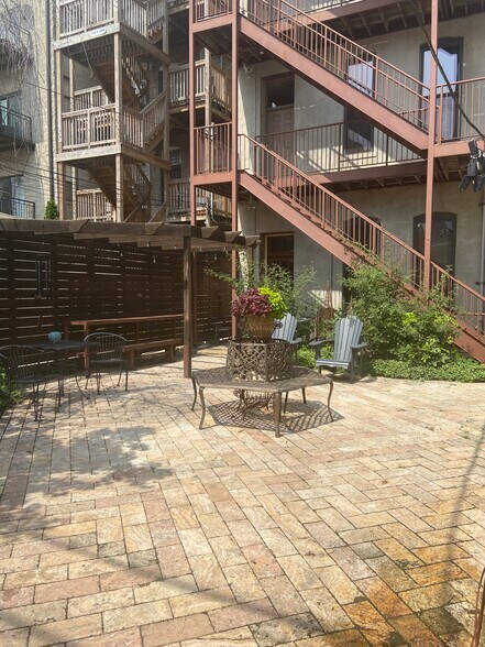 More Photos Of 1745 W Division St, Chicago Storefront For Lease