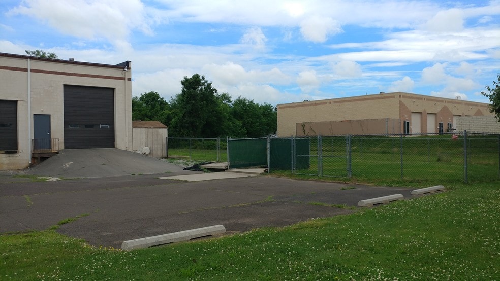 More Photos Of 375 Patricia Dr, Warminster Township Warehouse For Lease