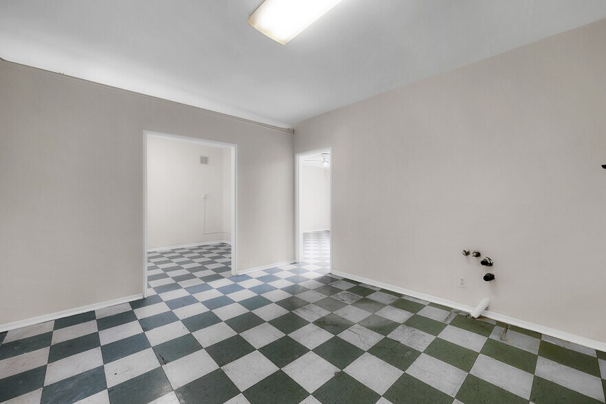 More Photos Of 5812 Venice Blvd, Los Angeles Showroom For Sale