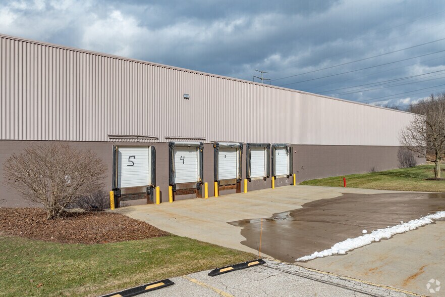 More Photos Of 7640 Hub Pky, Valley View Warehouse For Sale