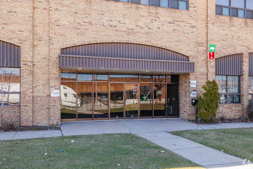 More Photos Of 5773 Rue Ferrier, Mont-Royal Loft Creative Space For Lease