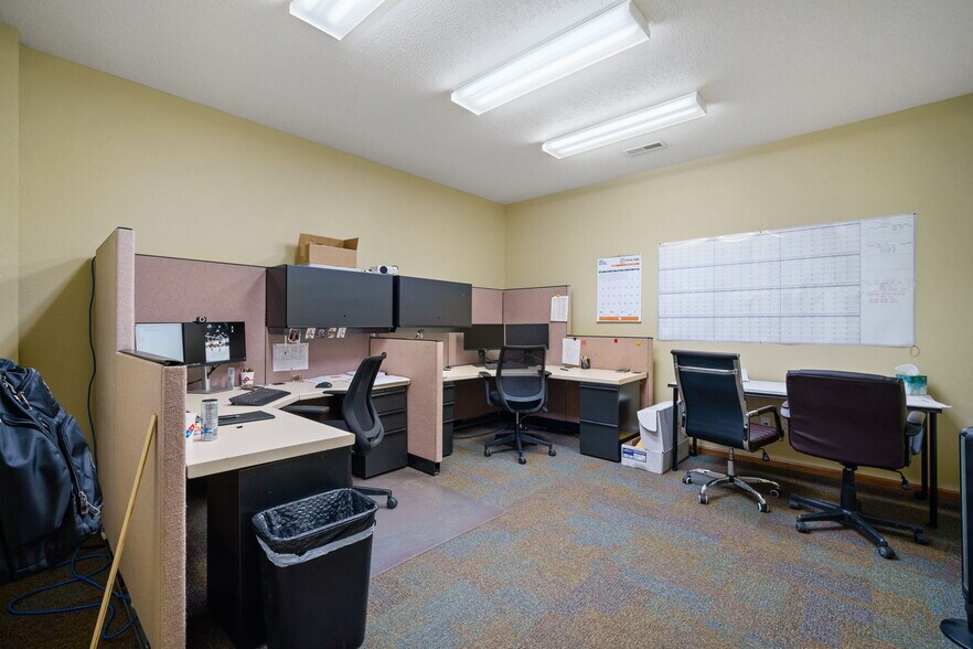 More Photos Of 1801 N 13th Ave E, Newton Flex For Lease