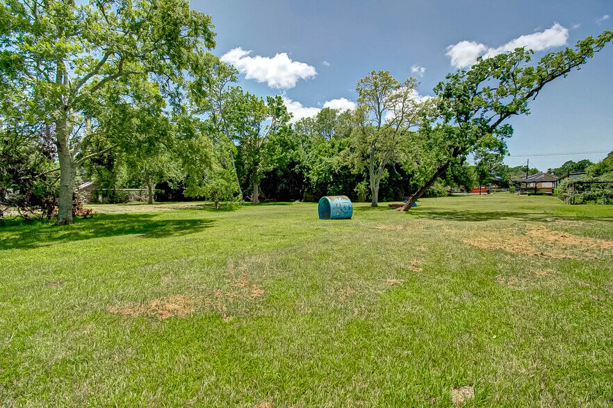 More Photos Of 3019 Dickinson Ave, Dickinson Freestanding For Sale