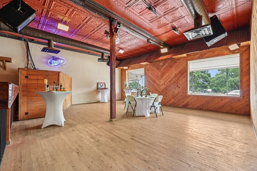 More Photos Of 113 N Main St, Moulton Bar For Sale