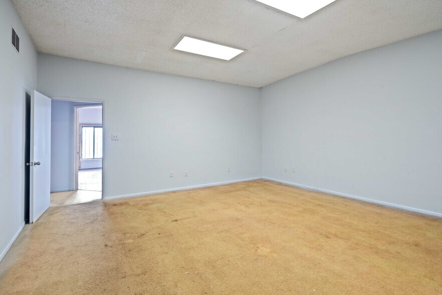 More Photos Of 1421 S Hill St, Los Angeles Warehouse For Lease