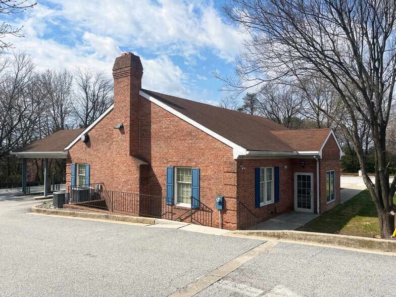 More Photos Of 201 Mt Carmel Rd, Parkton Bank For Lease
