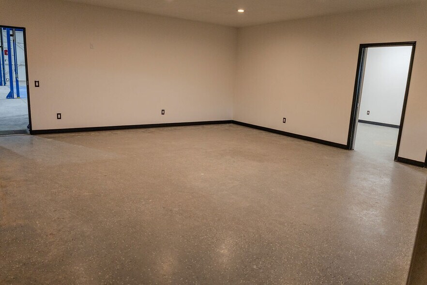 More Photos Of 6160 Mineral Wells Hwy, Weatherford Industrial For Lease