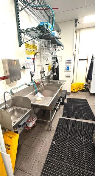 More Photos Of 1661 E Colorado Blvd, Pasadena Fast Food For Lease