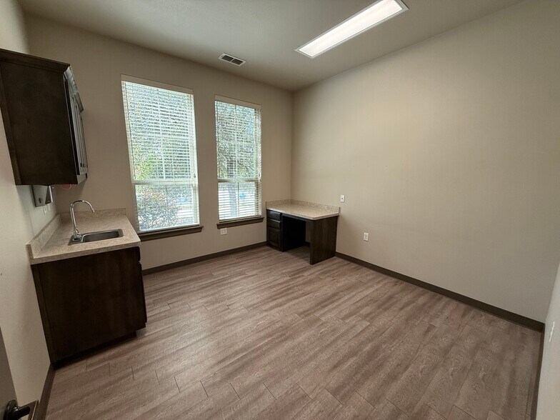 More Photos Of 802 N Bonnie Brae St, Denton Medical For Lease