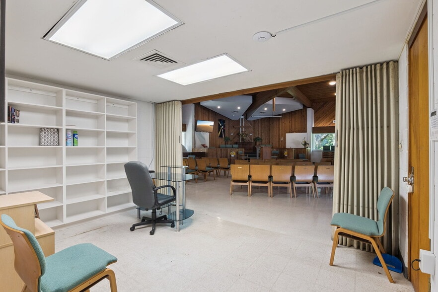 More Photos Of 9300 University Blvd, Orlando Specialty For Sale