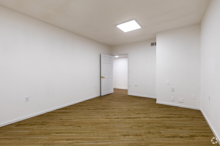 More Photos Of 1835 E Charleston Blvd, Las Vegas Storefront Retail Office For Sale