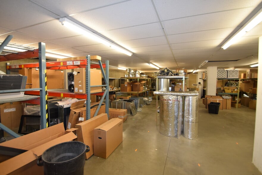 More Photos Of 635 SE Business Way, Bend Showroom For Lease