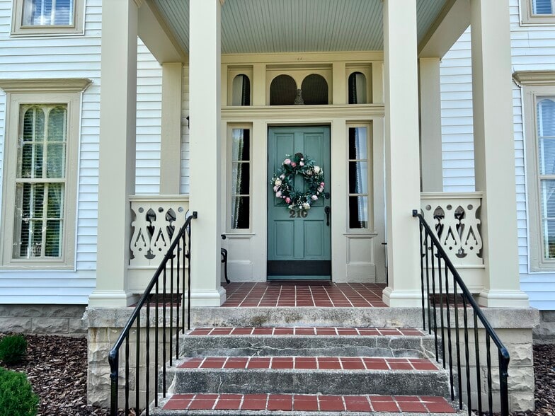 More Photos Of 210 S College St, Franklin Office For Sale