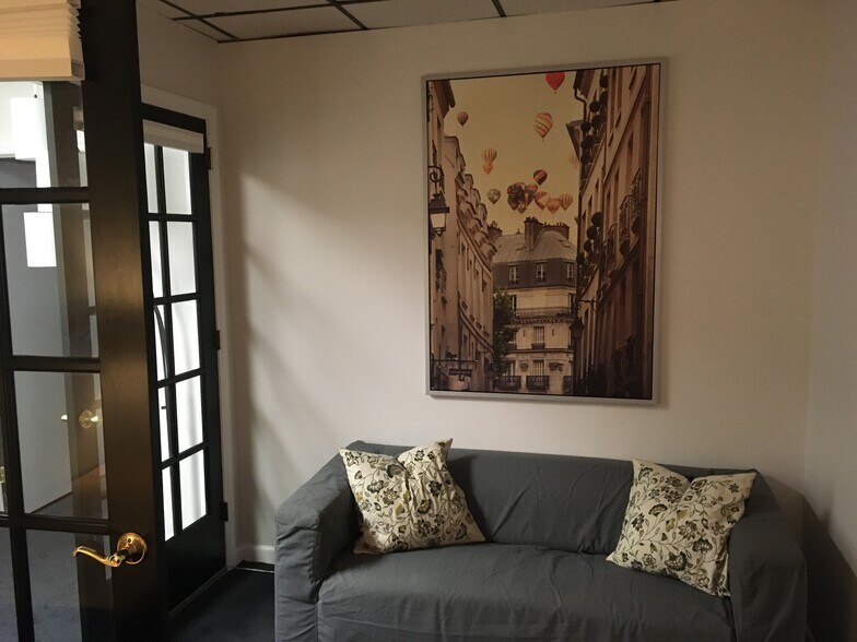 More Photos Of 140 E Main St, Huntington Storefront Retail Office For Lease