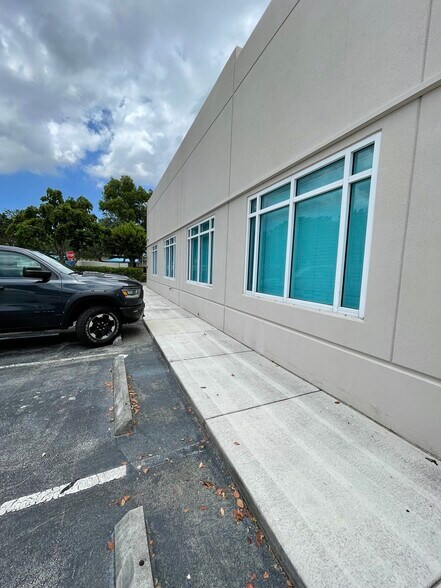More Photos Of 2830 W State Road 84, Fort Lauderdale Flex For Sale