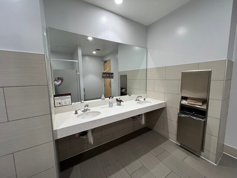 More Photos Of 21123 Nordhoff St, Chatsworth Warehouse For Lease