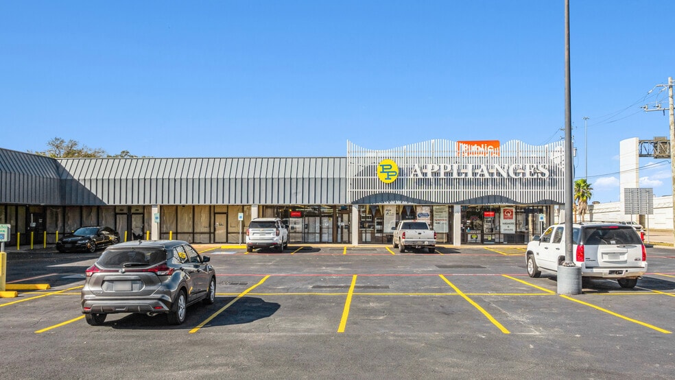 More Photos Of 20610 Gulf Fwy, Webster Freestanding For Sale