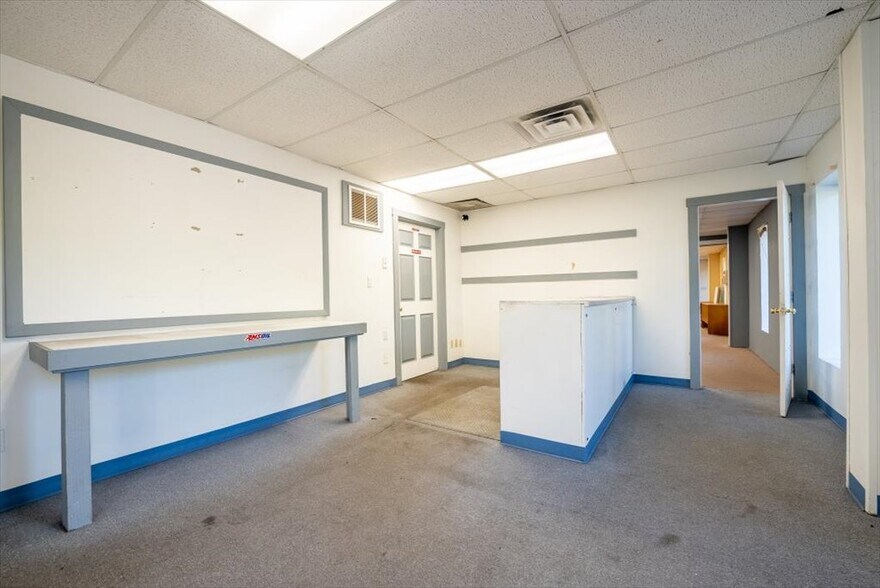 More Photos Of 31 Saint Jacques Ave, Agawam Service For Lease