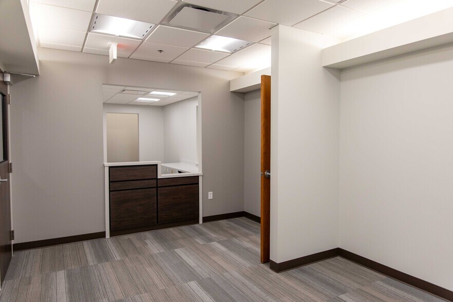More Photos Of 17030 Lakeside Hills Plz, Omaha Medical For Lease
