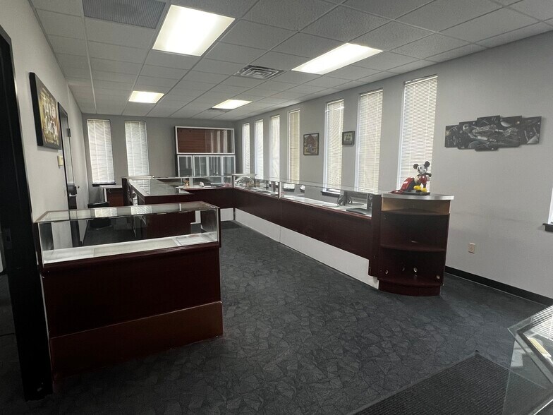 More Photos Of 1000 W Saint Joseph St, Lansing Medical For Lease