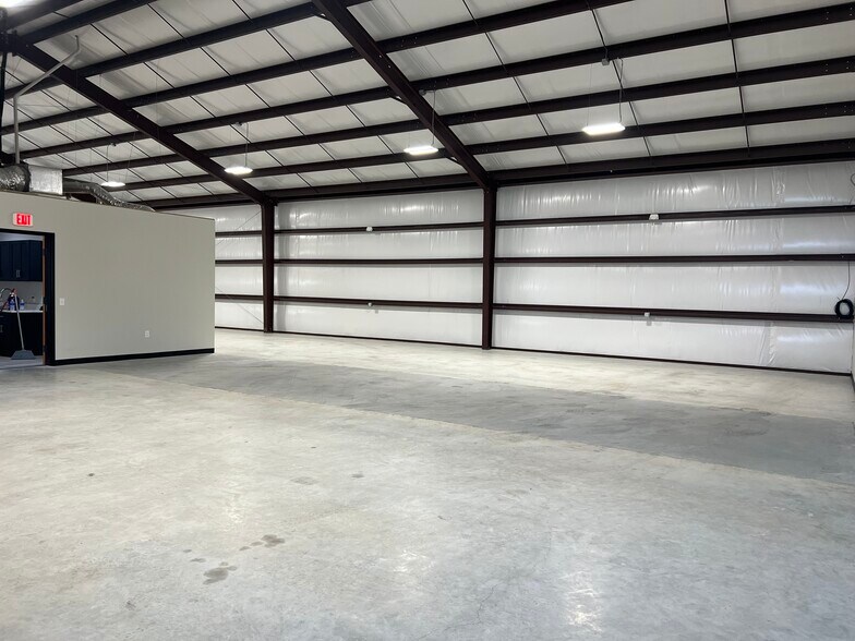 More Photos Of 2711 Daisy Dr, Austin Unknown For Lease