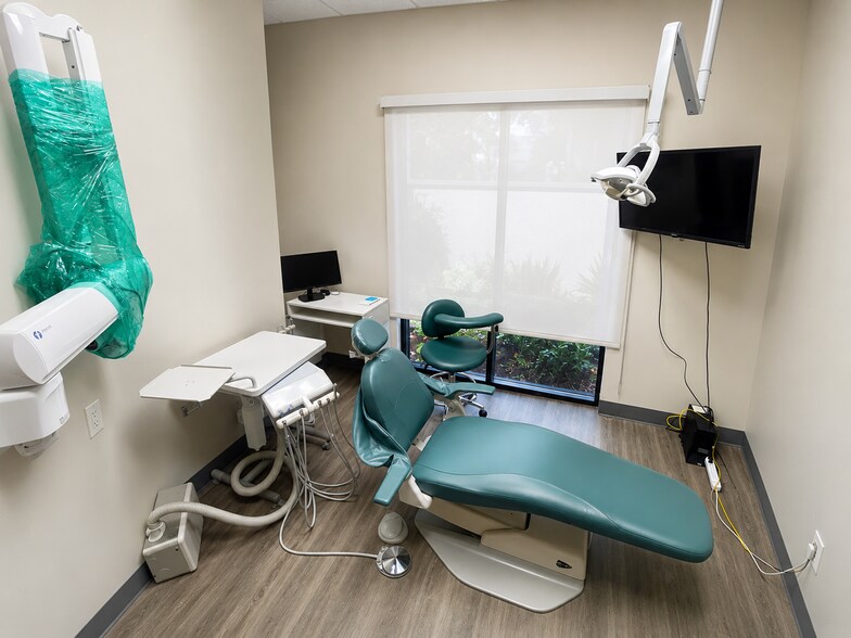More Photos Of 1721 Cimarron Trl, Hurst Medical For Sale