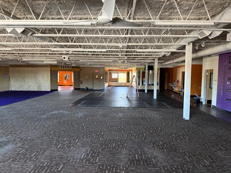 More Photos Of 12955 Seminole Blvd, Largo General Retail For Lease