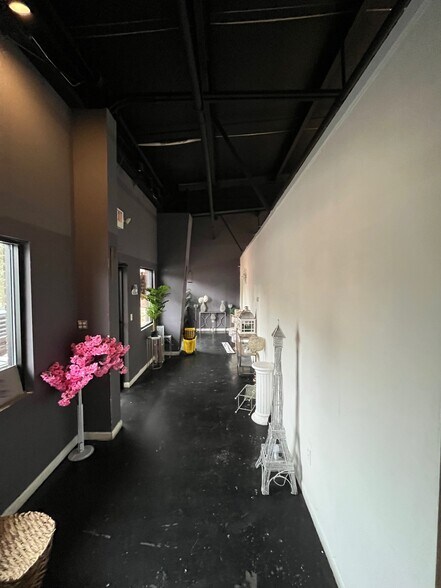 More Photos Of 2505-2521 Whitehall Ave, Anderson Flex For Lease