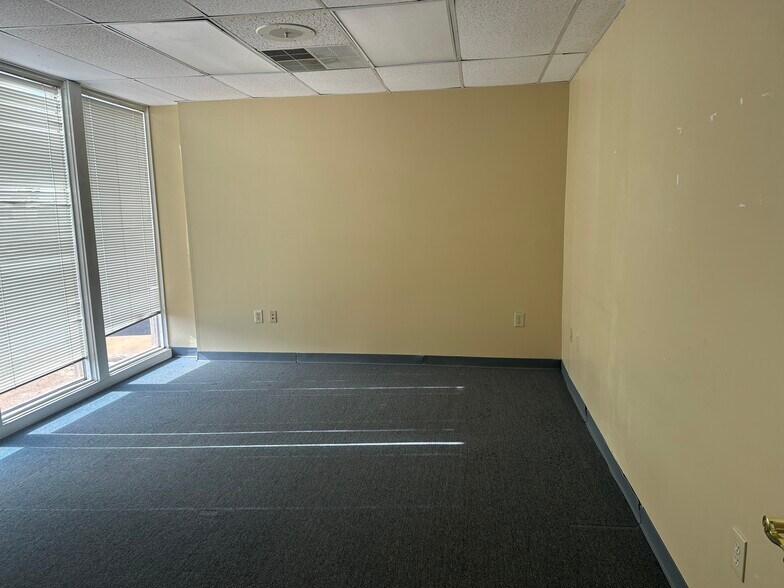 More Photos Of 26 Orchard Park Dr, Greenville Office For Lease