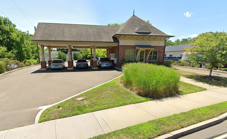Primary Photo Of 85 East Putnam Ave, Cos Cob Bank For Lease