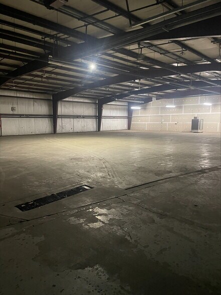 More Photos Of 5635 Commerce St, Lansing Warehouse For Lease