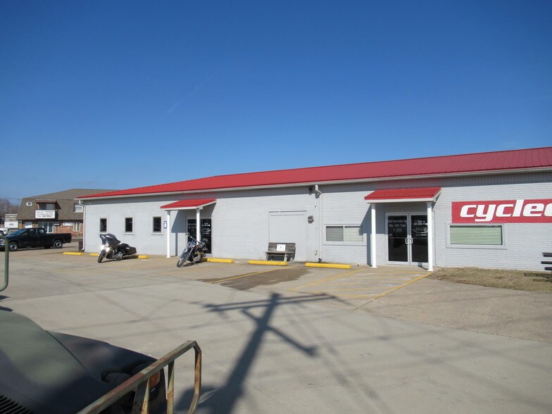 More Photos Of 6173 Bayer Cir, Carterville Auto Dealership For Sale