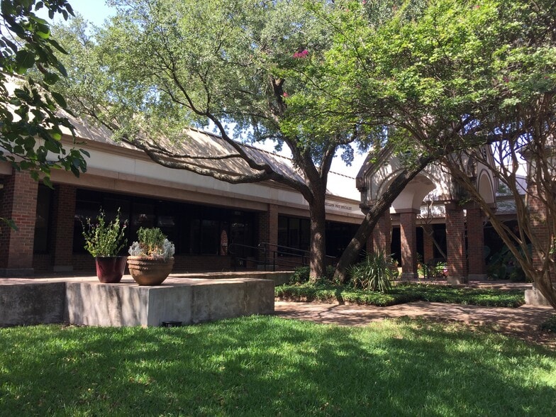 More Photos Of 2441-2485 Forest Park Blvd, Fort Worth Storefront Retail Office For Lease