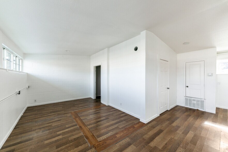 More Photos Of 1414 Forest Ln, Garland Office For Lease