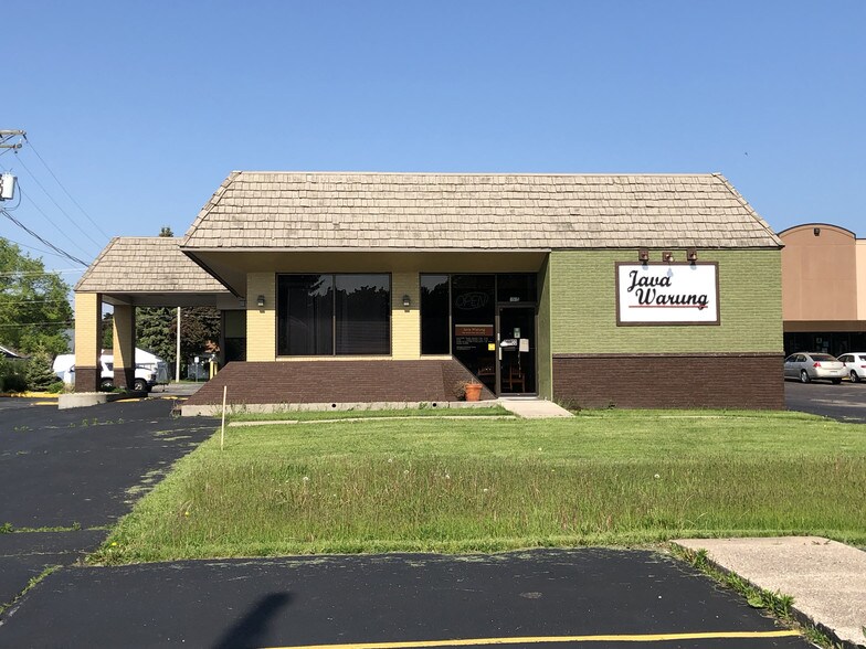 Primary Photo Of 1915 N Richmond St, Appleton Restaurant For Sale
