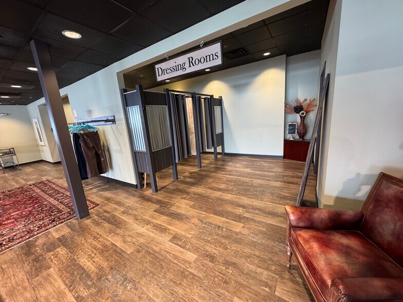 More Photos Of 2030 Main St, Batavia Freestanding For Lease