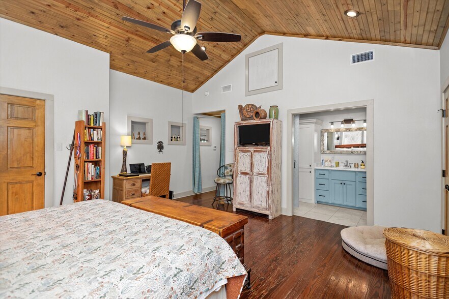 More Photos Of 310 N Mound St, Nacogdoches Flex For Sale